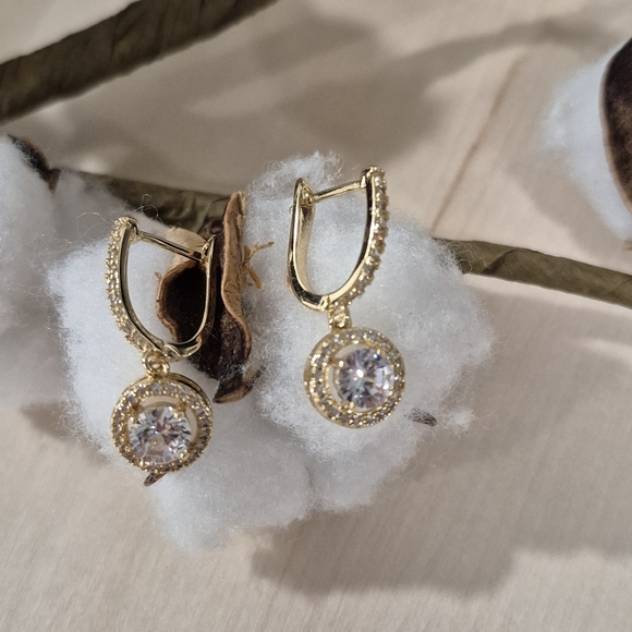 ππNEWππ GORGEOUS!! CZ Drop Dangle Earrings in GOLD Plating - Picture 15 of 16